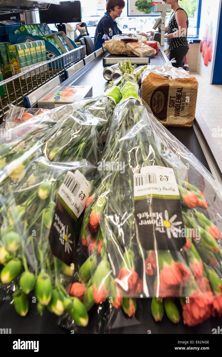 Cut flowers supermarket sale, checkout Stock Photo Alamy