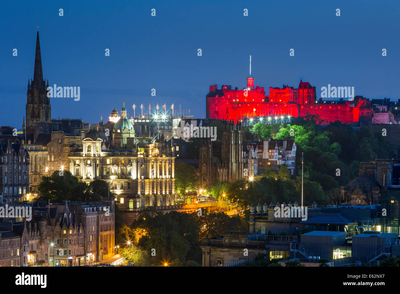 Twilight over the old Castle and city of Edinburgh, Lothian, Scotland Stock Photo