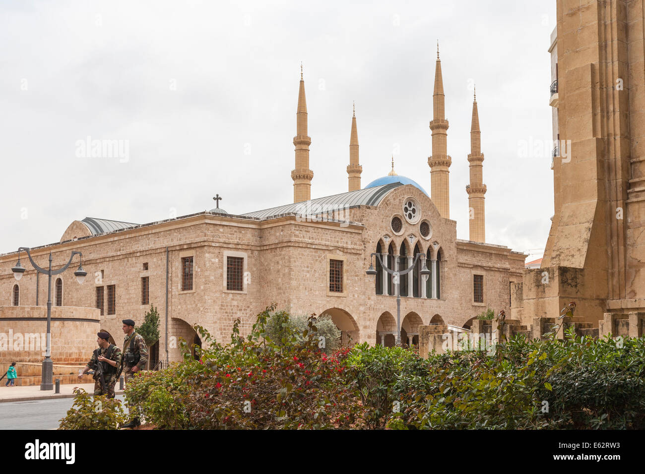 The Sunni Mohammad Al-Amin Mosque in Martyrs' Square, downtown central Beirut, Lebanon with two armed soldiers Stock Photo