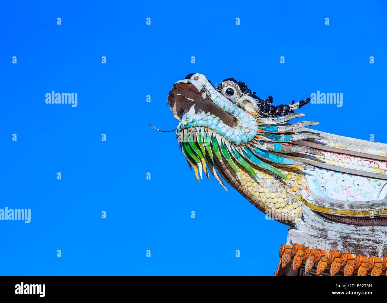 A dragon statue on the roof of a Chinese temple Stock Photo