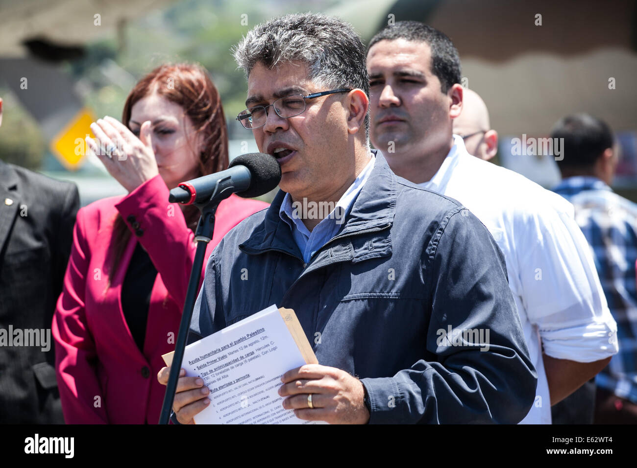 Caracas, Venezuela. 12th Aug, 2014. Venezuelan Foreign Affairs Minister Elias Jaua (Front) delivers a speech at the international airport of Maiquetia, Caracas, Venezuela, on Aug. 12, 2014. Venezuela Tuesday shipped an initial 12 tons of humanitarian aid to the Palestinians stricken with Israel's offensive in the Gaza Strip, the Venezuelan News Agency (AVN) said. Credit:  Boris Vergara/Xinhua/Alamy Live News Stock Photo