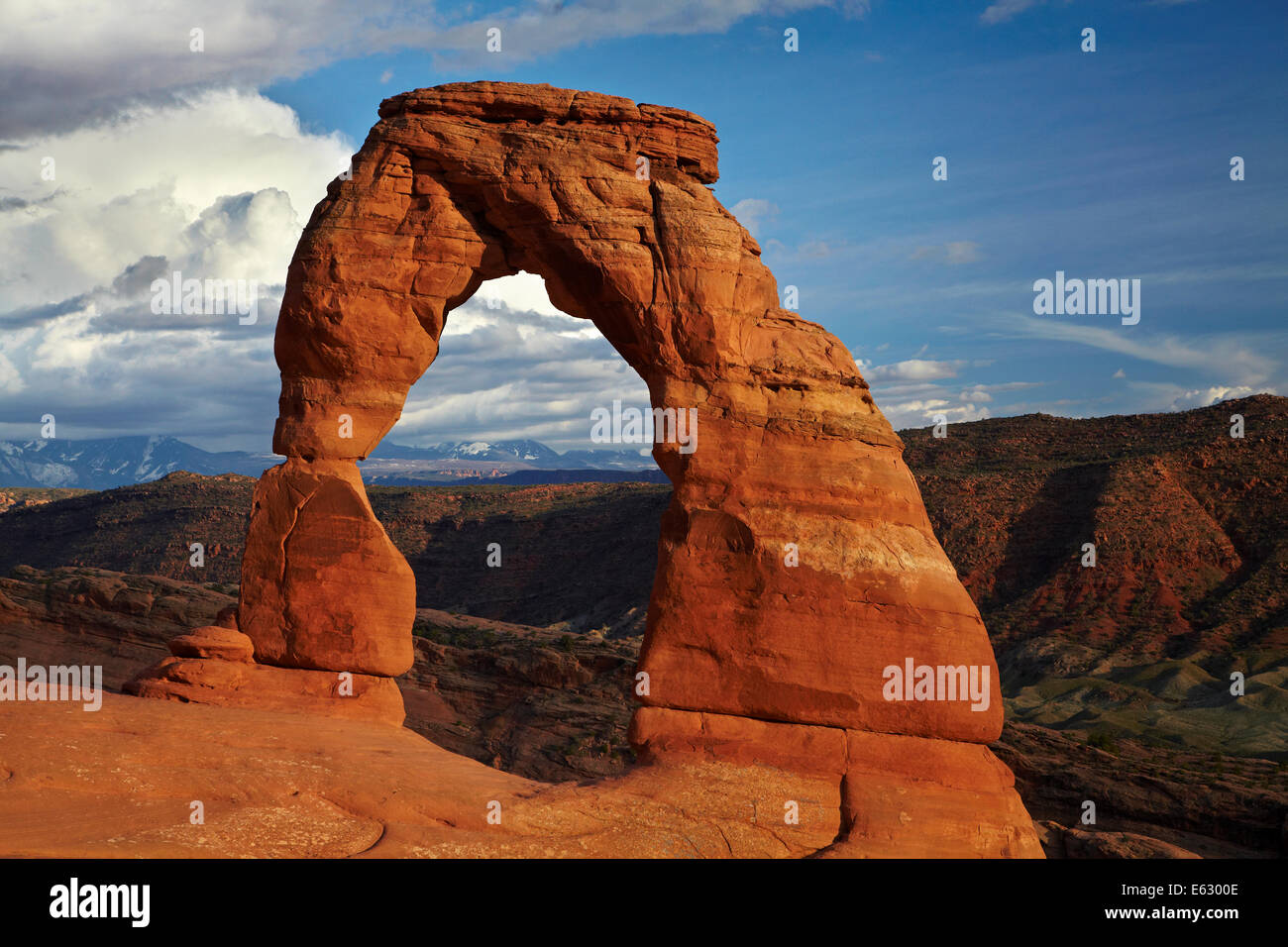 Delicate Arch (65 ft / 20 m tall iconic landmark of Utah), Arches