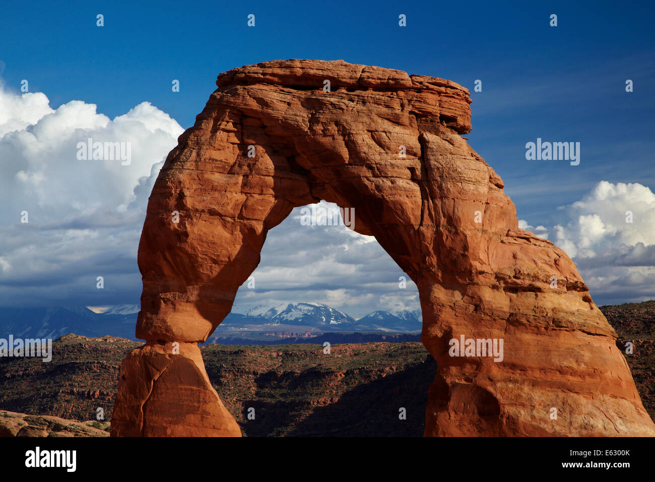 Delicate Arch (65 ft / 20 m tall iconic landmark of Utah), Arches National Park, and La Sal Mountains, near Moab, Utah, USA Stock Photo