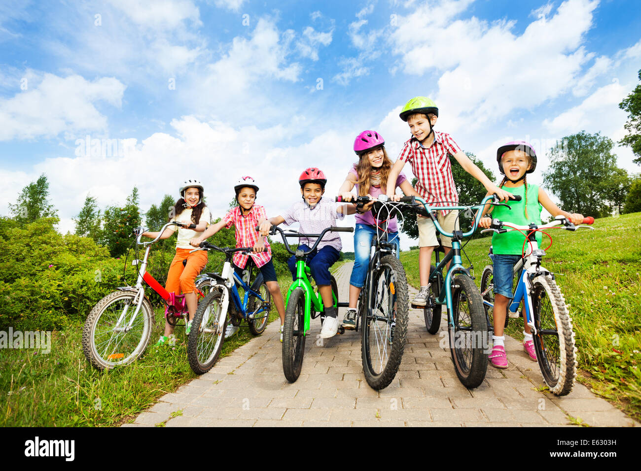 Kids holding hands row happy hi-res stock photography and images - Alamy