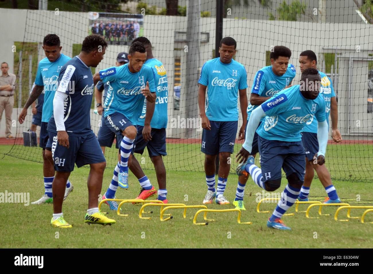 Tegucigalpa, Honduras. 12th Aug, 2014. Honduras' National Team manager Carlos Pavon Plumer (2nd L) directs players during a training session in Tegucigalpa, Honduras, on Aug. 12, 2014. The National Team directed by new manager Carlos Plumer prepared to compete for the Central American Cup that will be held in the United States on Sept 3-13. © Rafael Ochoa/Xinhua/Alamy Live News Stock Photo