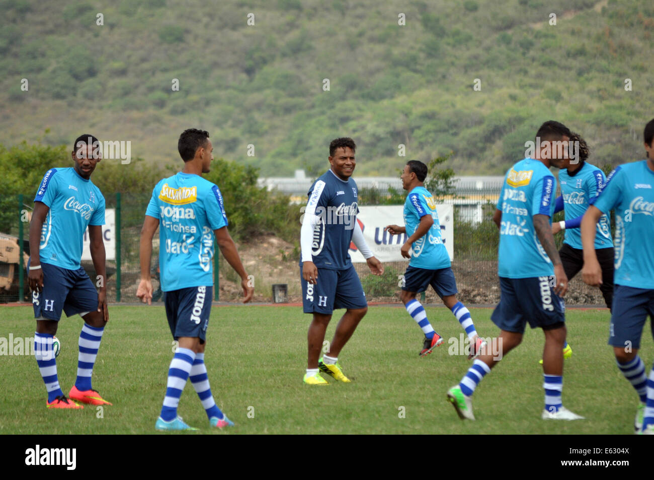 Tegucigalpa, Honduras. 12th Aug, 2014. Honduras' National Team manager Carlos Pavon Plumer (C) directs players during a training session in Tegucigalpa, Honduras, on Aug. 12, 2014. The National Team directed by new manager Carlos Plumer prepared to compete for the Central American Cup that will be held in the United States on Sept 3-13. © Rafael Ochoa/Xinhua/Alamy Live News Stock Photo