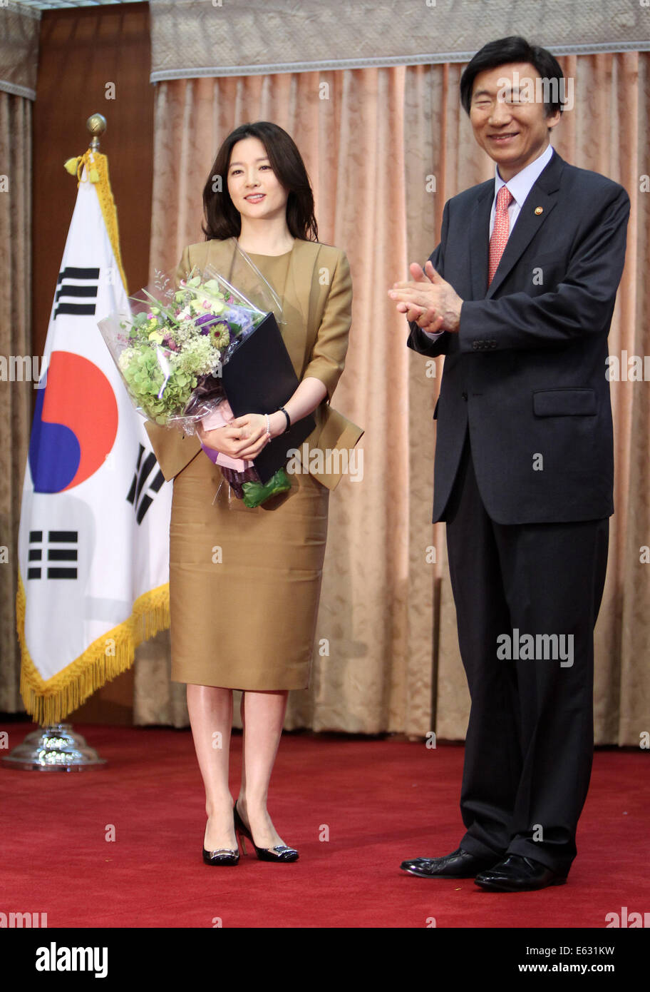 Seoul, ASEAN-South Korea Commemorative Summit 2014. 13th Aug, 2014. South Korean actress Lee Young-ae (L), goodwill ambassador for the ASEAN-South Korea Commemorative Summit 2014, attends a ceremony with South Korean Foreign Minister Yun Byung-se in Seoul Aug. 13, 2014. © Park Jin-hee/Xinhua/Alamy Live News Stock Photo