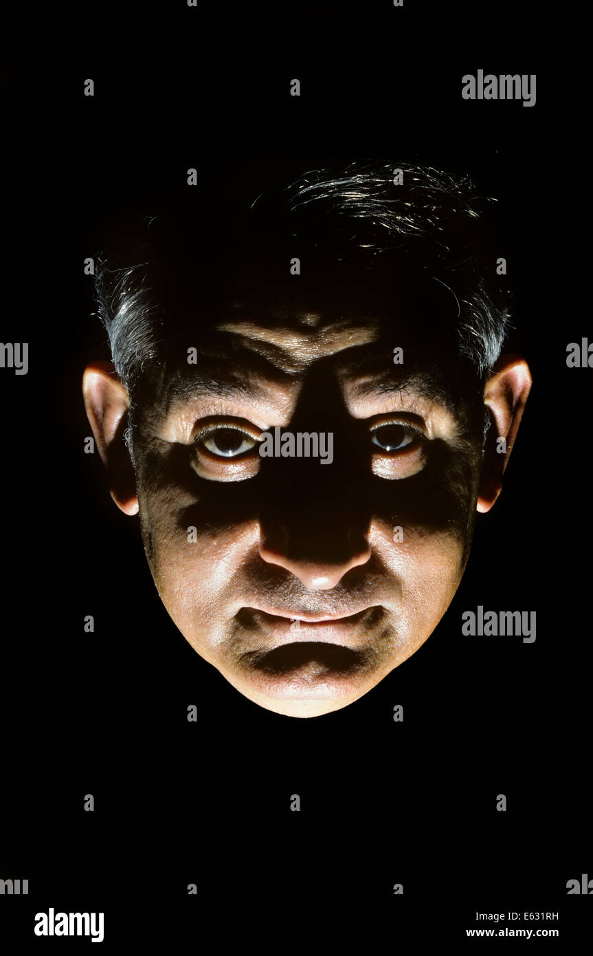 1980s MANS FACE LIT FROM BELOW FACIAL EXPRESSION SCARY MENACE MENACING  MYSTERY Stock Photo - Alamy