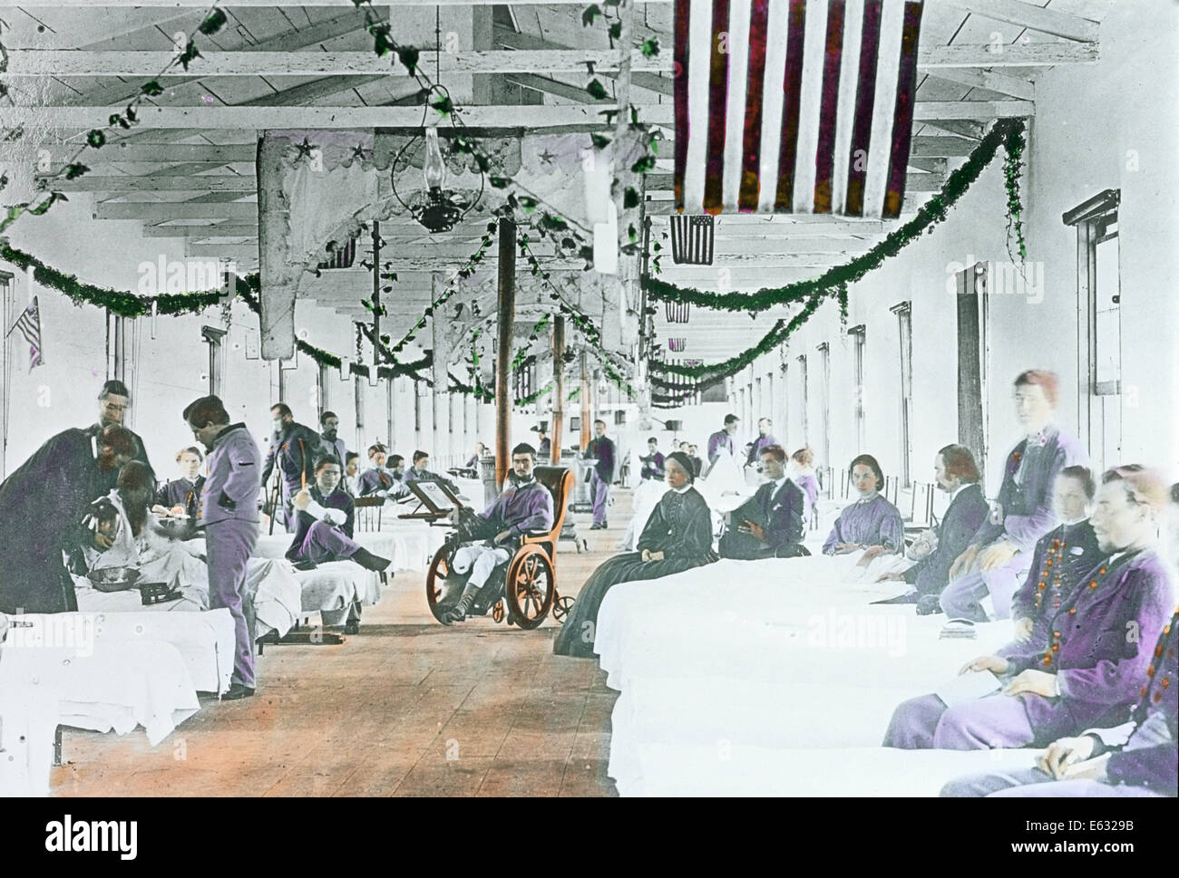CIVIL WAR ERA PHOTOGRAPH 1861 TO 1865 INTERIOR OF UNION ARMY HOSPITAL WITH PATIENTS AND MEDICAL STAFF Stock Photo