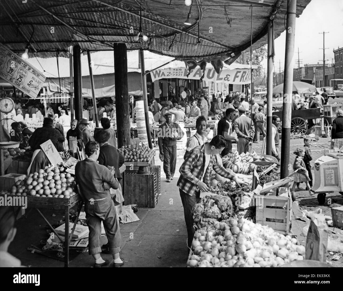 1950s 1960s PEOPLE SHOPPING FOR PRODUCE AT URBAN OUTDOOR FOOD MARKET PHILADELPHIA PA USA Stock Photo