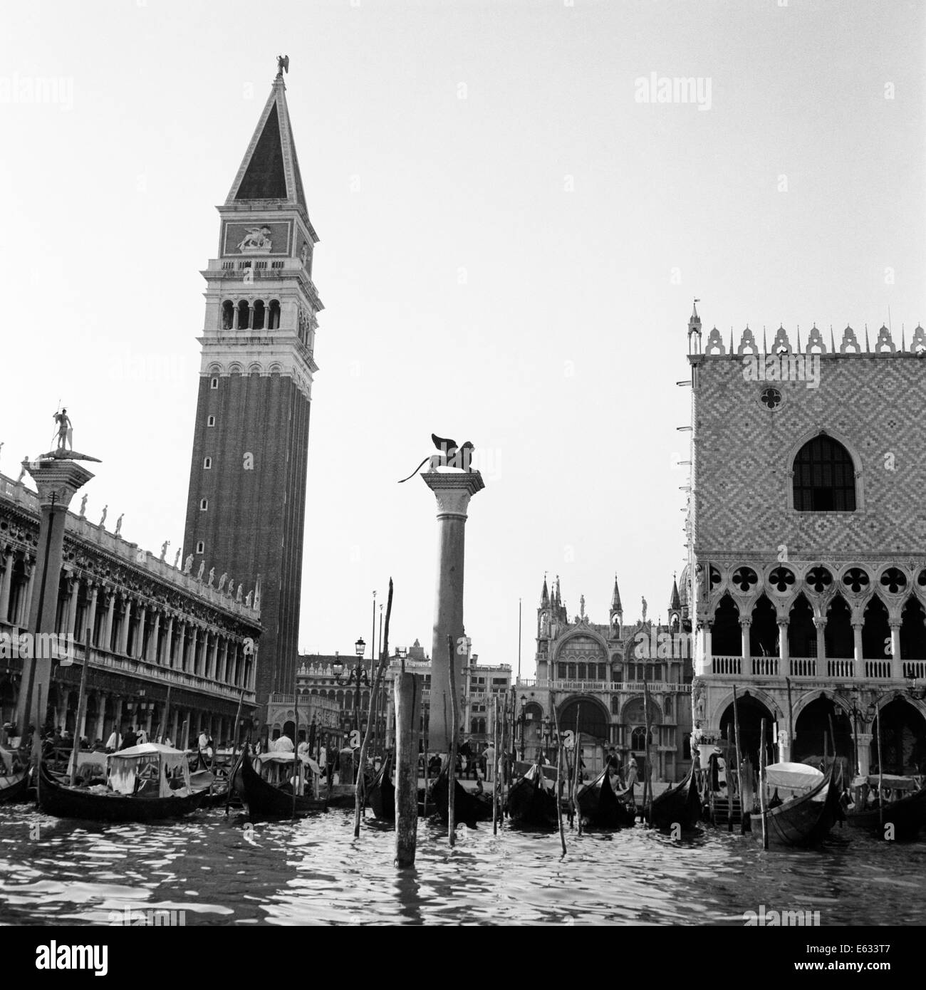 1920s 1930s VENICE ITALY PIAZZA SAN MARCO CAMPANILE TOWER AND WINGED LION STATUE Stock Photo