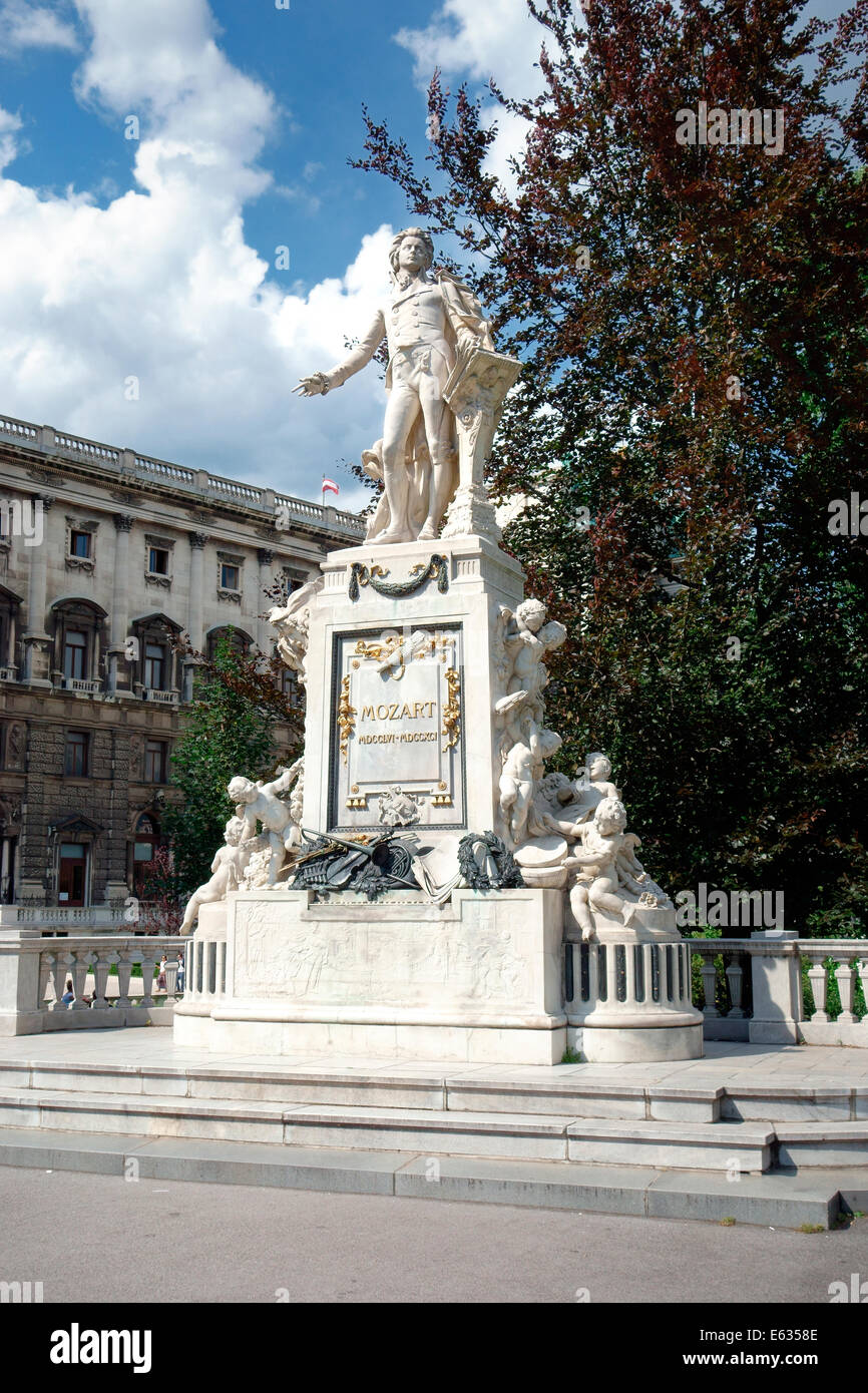 Mozart Statue in Vienna Stock Photo - Alamy