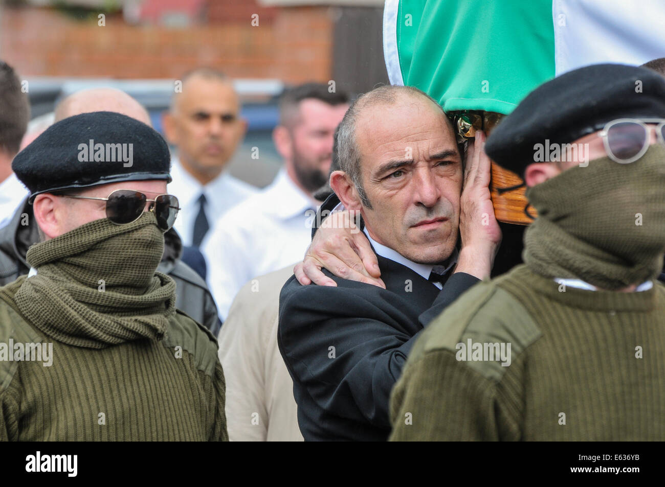 Belfast, Northern Ireland. 13 August 2014. Veteran IRA volunteer Gerard Hodgins  (Hudgy) carries the coffin of Tony Catney Credit:  Stephen Barnes/Alamy Live News Stock Photo