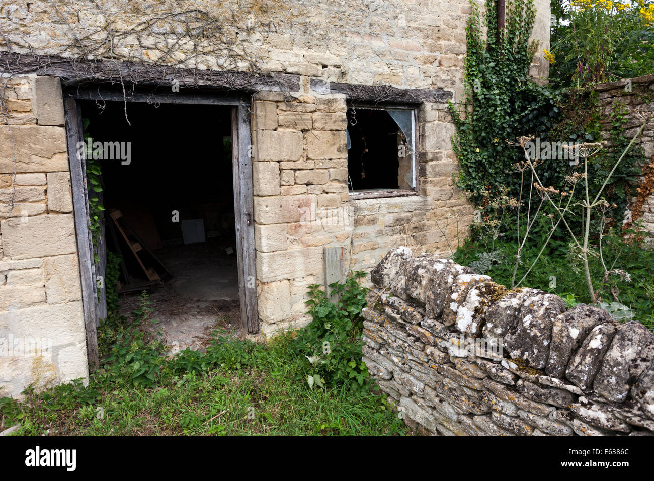 Dilapidated Cotswold stone farm building at Little Barrington, Gloucestershire UK Stock Photo