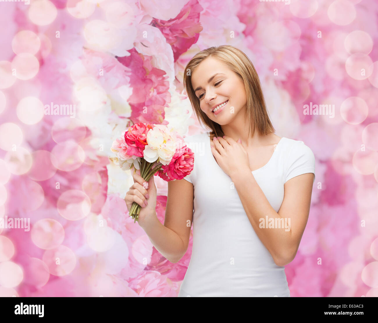 smiling woman with bouquet of flowers Stock Photo - Alamy