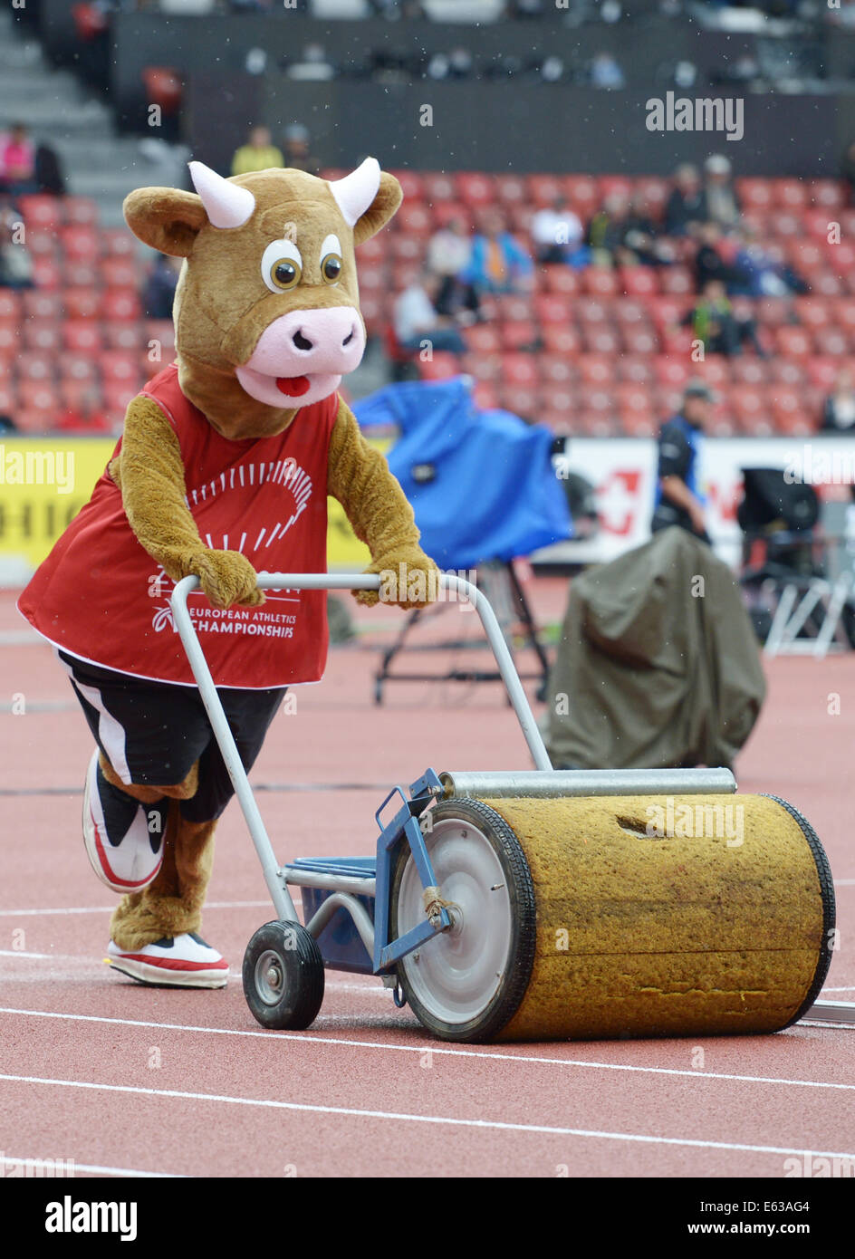 Zurich, Switzerland. 13th Aug, 2014. The mascot "Cooly" pushes a tool to dry the floor at the European Athletics Championships 2014 at the Letzigrund stadium in Zurich, Switzerland, 13 August 2014. Photo: Rainer Jensen/dpa/Alamy Live News Stock Photo