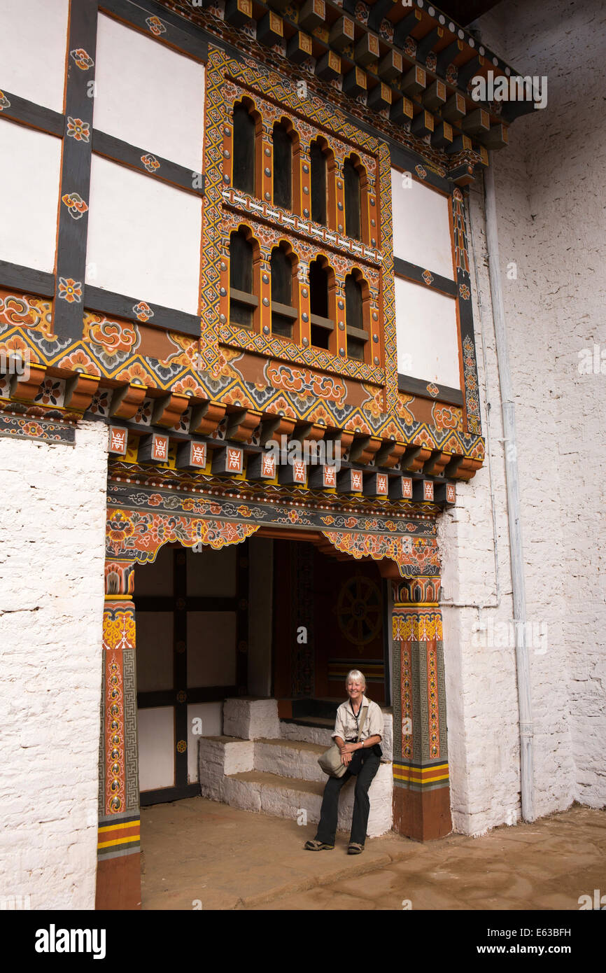 Eastern Bhutan, Lhuentse, Rinchentse Phodrang Dzong tourist sitting under decorated door Stock Photo