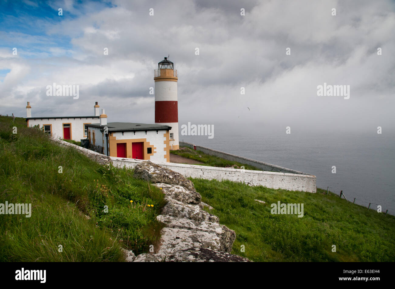 Clyth Ness lighthouse on the north east coast of Scotland, sea fog or haar rolling in from the North Sea. Stock Photo