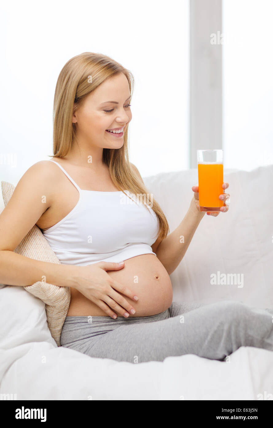 happy pregnant woman with fresh orange juice Stock Photo - Alamy