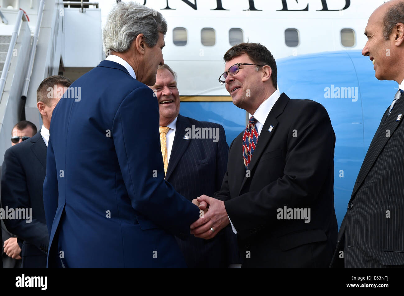 U.S. Secretary of State John Kerry shakes hands with U.S. Ambassador to Australia John Berry after landing in Sydney, Australia Stock Photo