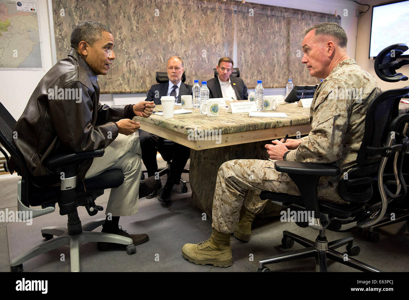 President Barack Obama receives a briefing from Gen. Joseph F. Dunford, Jr., Commander of International Security Assistance Force and United States Forces-Afghanistan, at Bagram Airfield, Afghanistan, Sunday, May 25, 2014. Seated across the table from lef Stock Photo