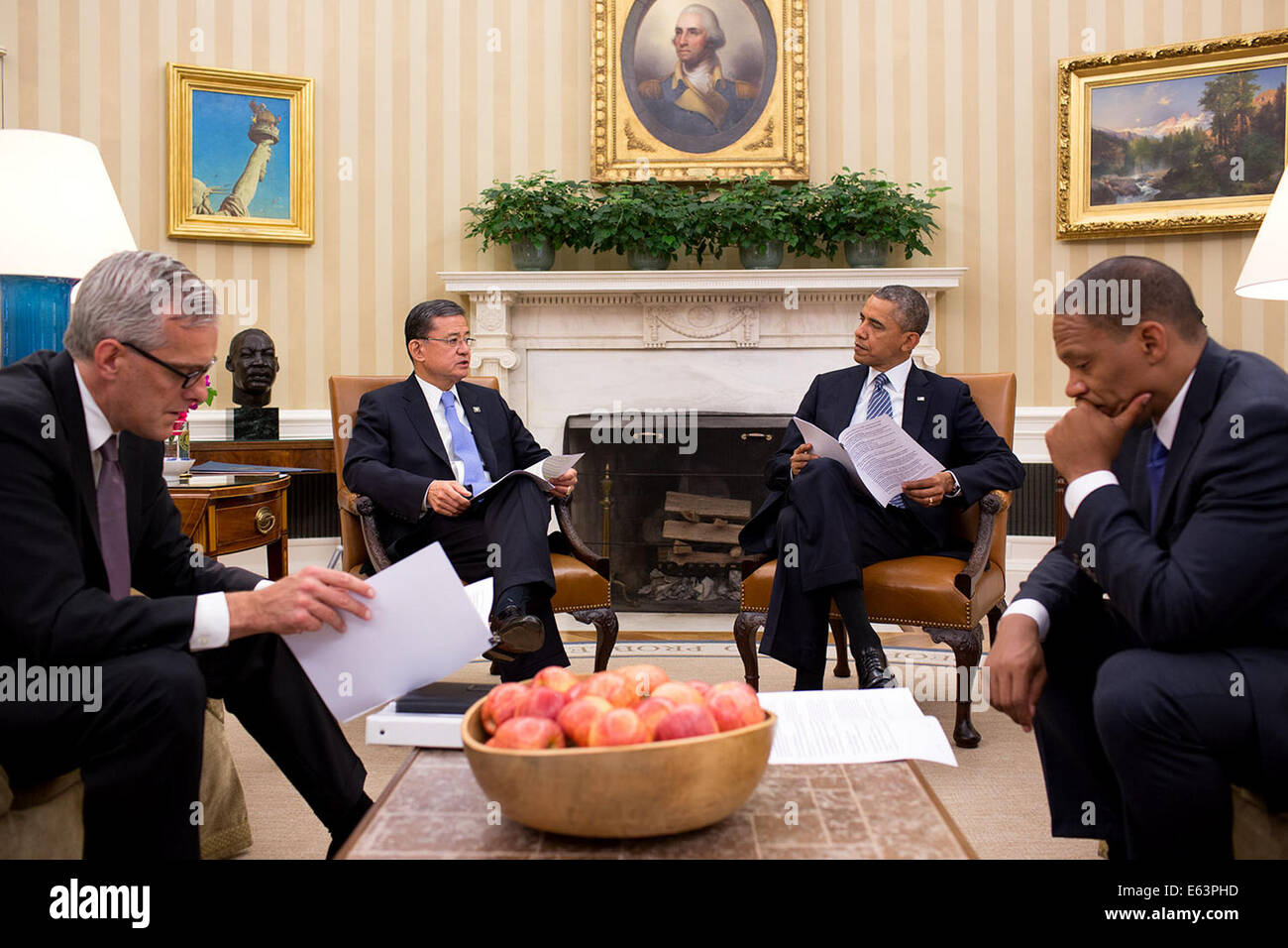 President Barack Obama meets with Veterans Affairs Secretary Eric K. Shinseki in the Oval Office, May 30, 2014. The President accepted Shinseki's resignation and named Sloan D. Gibson, United States Deputy Secretary of Veterans Affairs as Acting Secretary Stock Photo