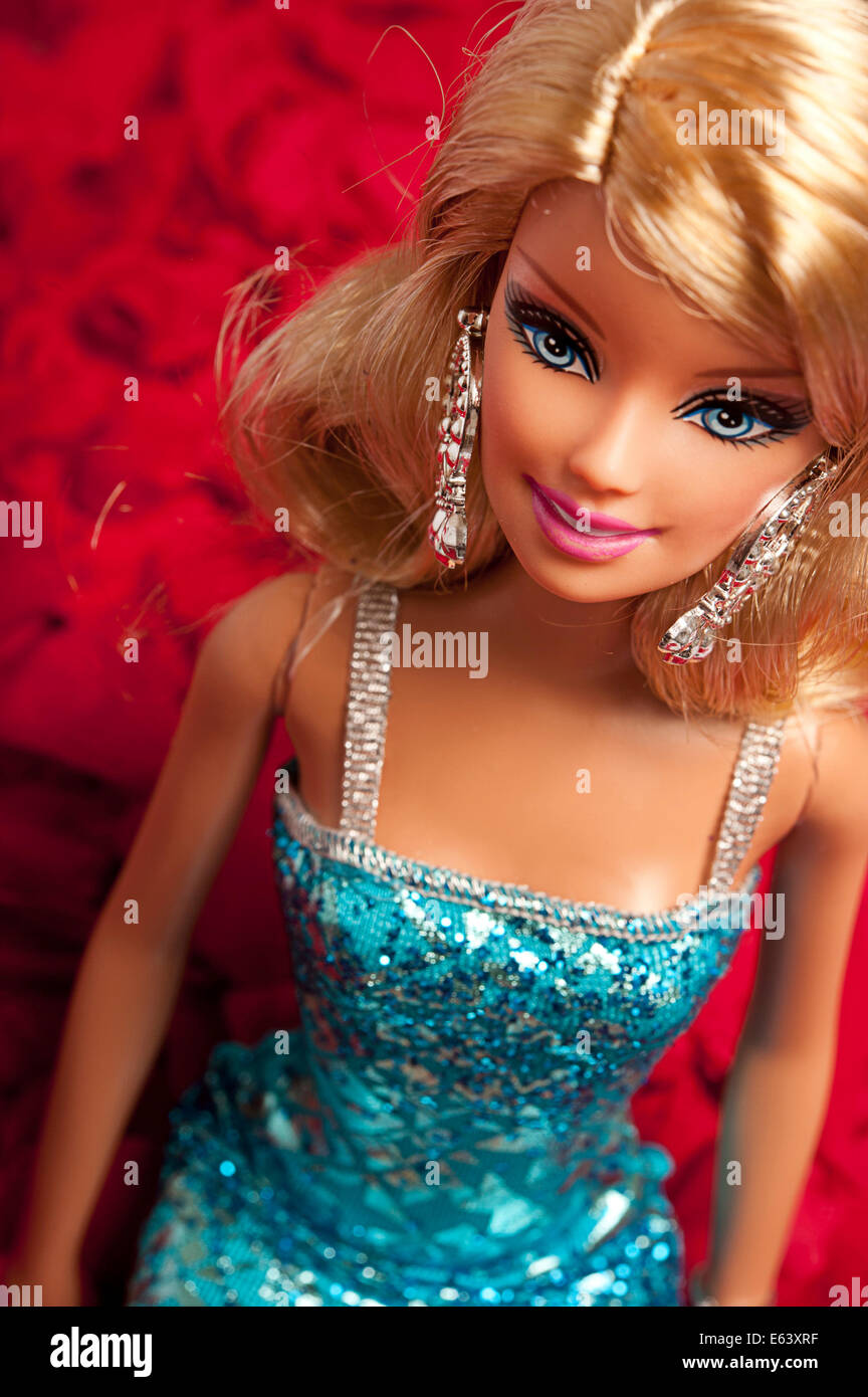 BARBIE Loves Glitter Makeup Doll - Loves Glitter Makeup Doll