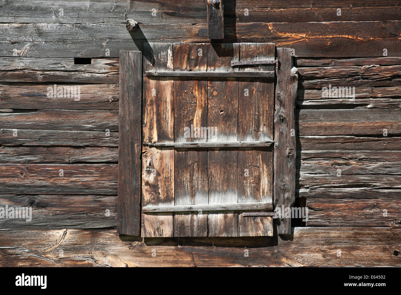 Wooden barn door in the Swiss Alpine village of Saas-Fee Stock Photo