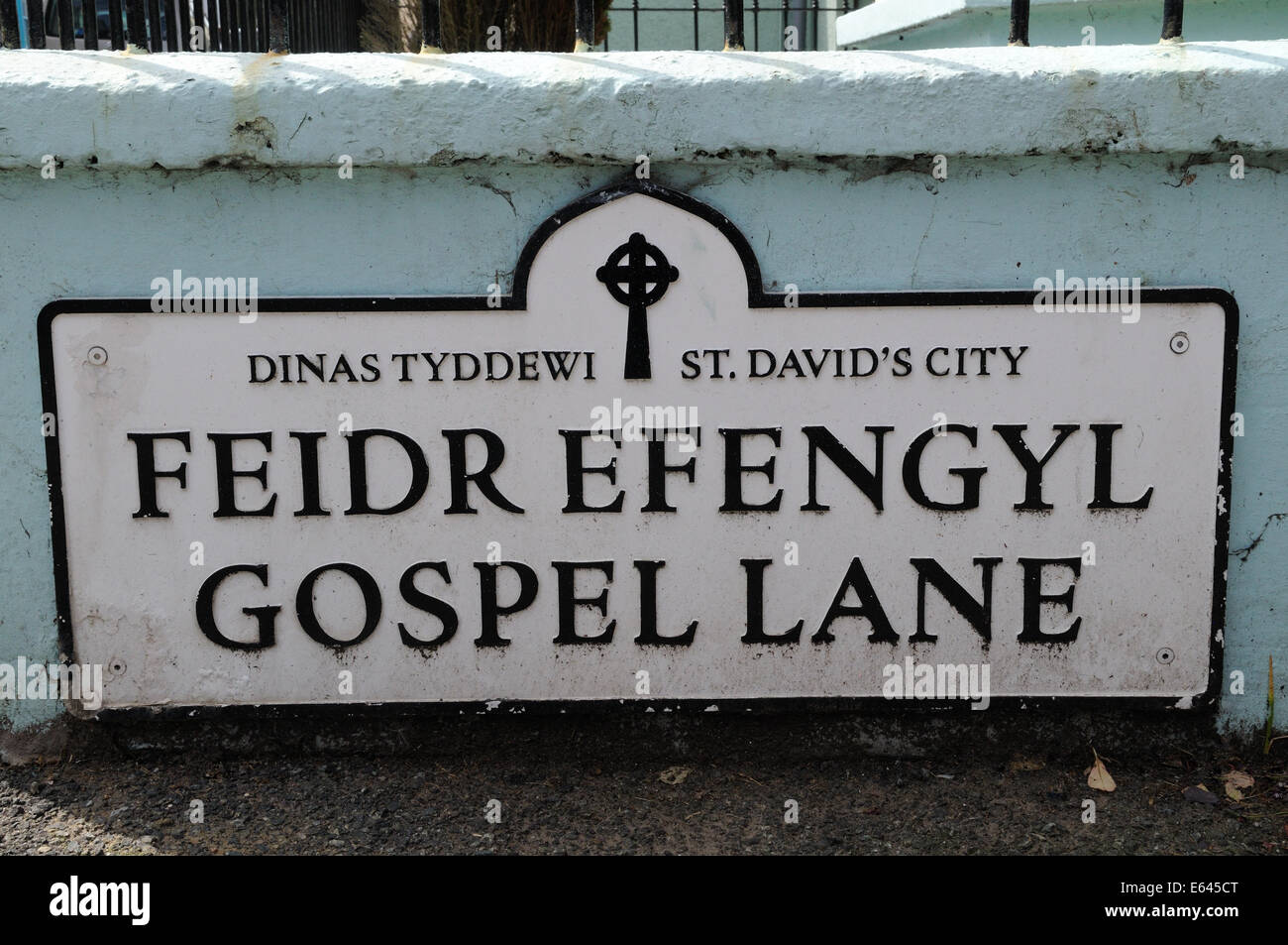 Bilingual street sign in Welsh and English in the City of St Davids Pembrokeshire Wales Cymru UK GB Stock Photo
