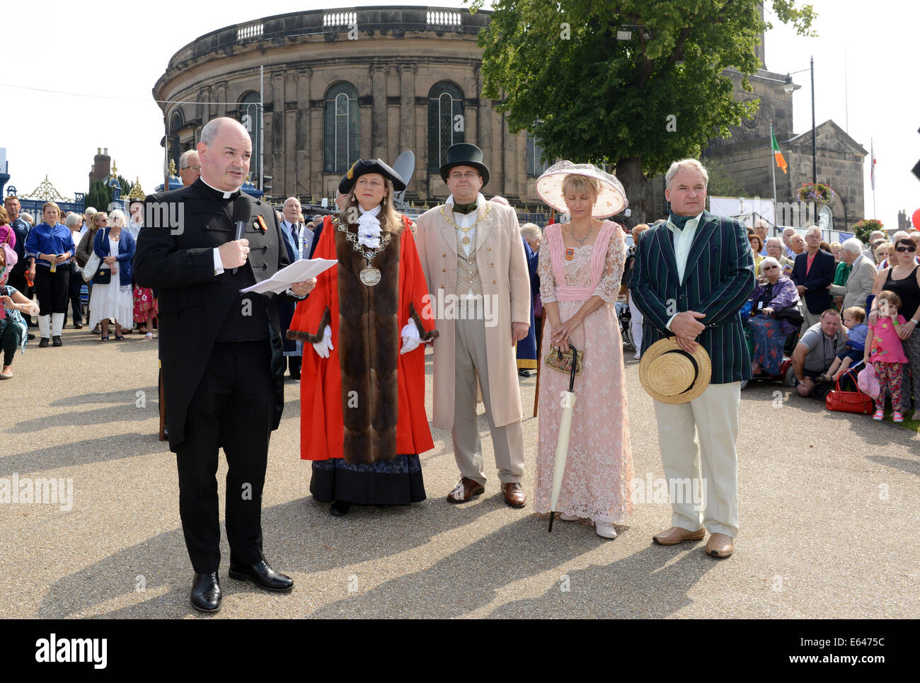 The Canon Chancellor of St Paul's Cathedral in London Rev Mark Oakley at Shrewsbury Flower Show 8th August 2014. The Mayor Counc Stock Photo