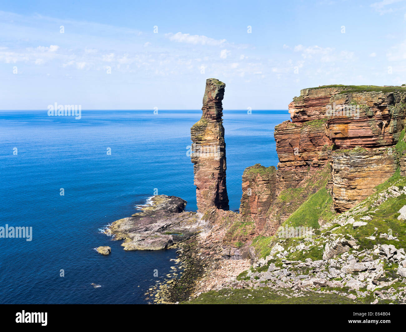 dh Old Man of Hoy HOY ORKNEY Red sandstone cliff sea stack and seacliffs Atlantic coast cliffs scotland Stock Photo