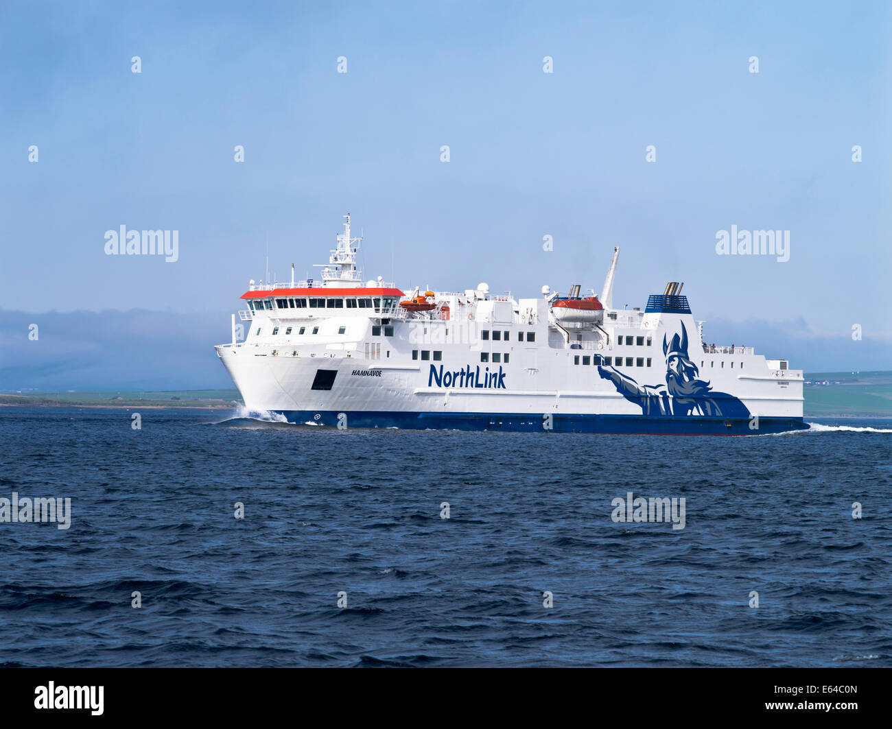 dh Mv Hamnavoe ferry SHIPPING UK Serco Northlink ferries leaving Scapa Flow orkney scotland isle scottish passenger car ferry boats sea Stock Photo