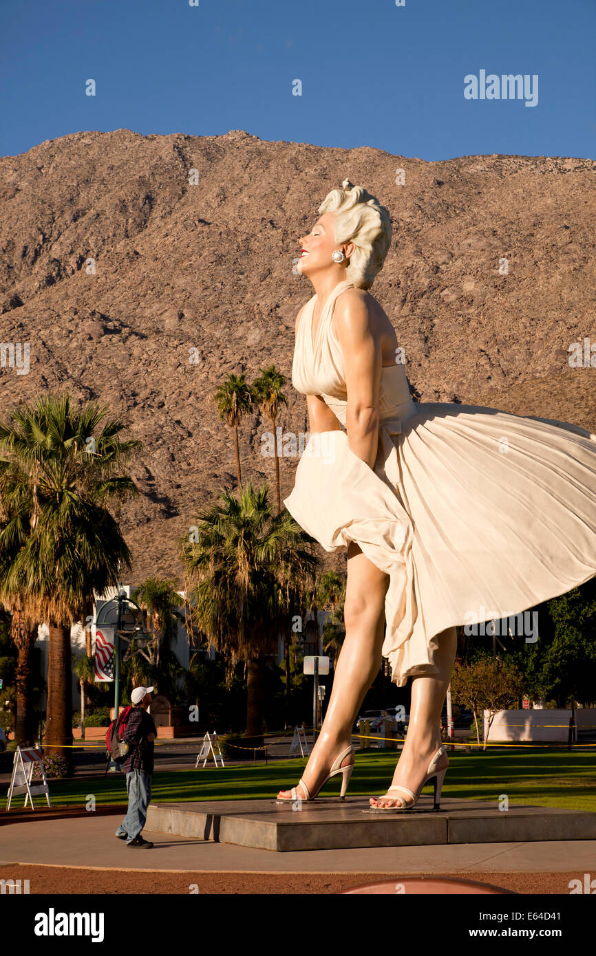 the 26 ft. tall sculpture of Marilyn Monroe „Forever Marilyn“ by American artist Seward Johnson in Palm Springs, California, Un Stock Photo