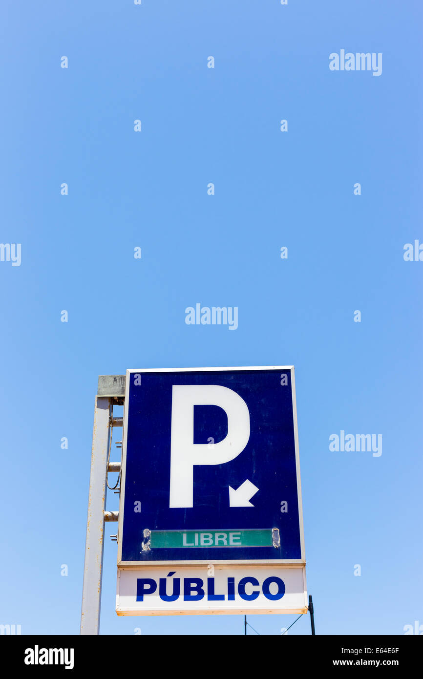 P for parking sign with "Free" and "Public" in Spanish on blue