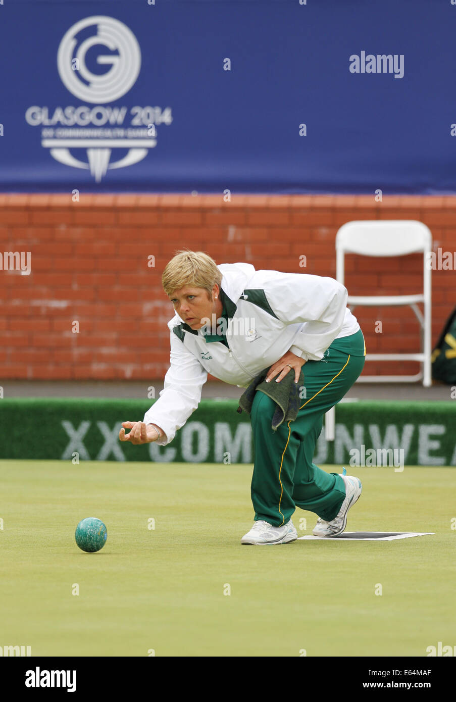 Colleen PIKETH of South Africa v England in the gold medal match in the Womens Pairs at the Kelvingrove Lawn Bowls Centre Stock Photo