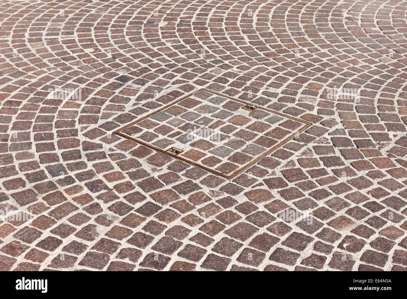 pavement & hatch sewer manhole Stock Photo - Alamy