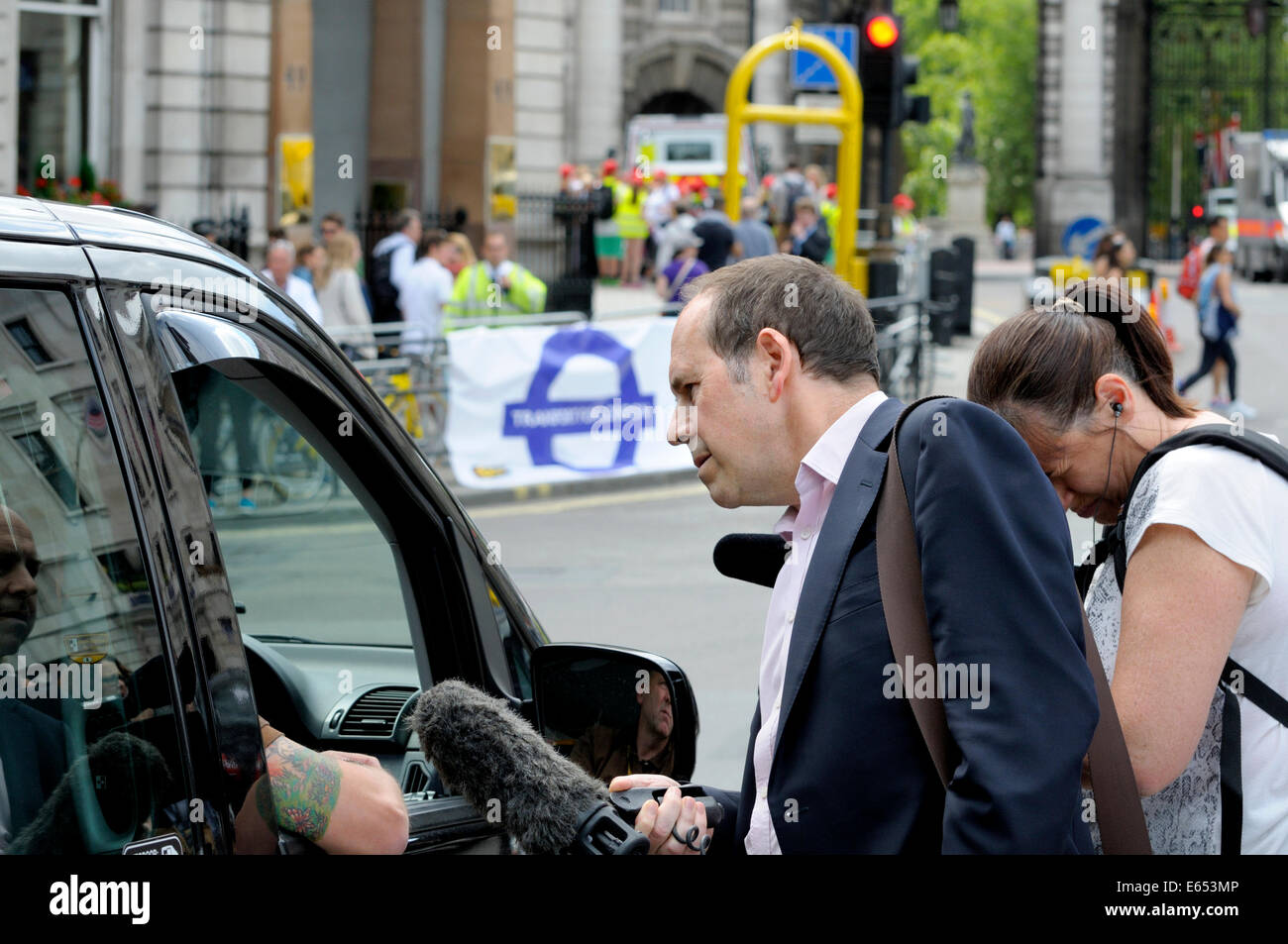 Rory Cellan-Jones, BBC's Technology Correspondent, interviewing a taxi driver in central London Stock Photo