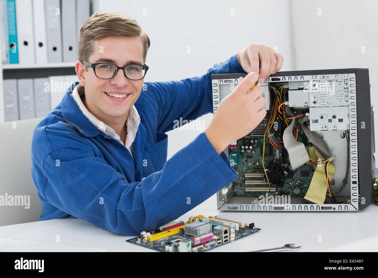 Компьютерный мастер windows. Ремонтник компьютеров. Ремонтник компьютеров. Мастер по ремонту компьютеров. Мастер по ремонту пк.