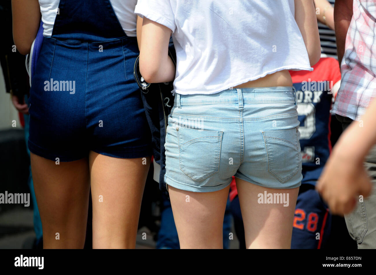 Girls wearing shorts hi-res stock photography and images - Alamy