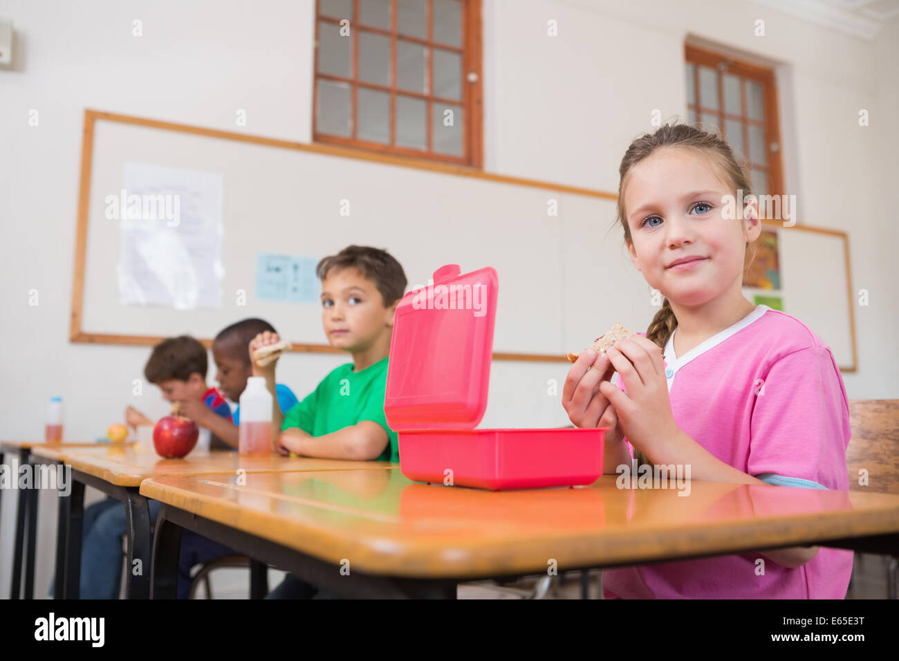 детский обед. перекус для школьника. Eat your school. Pupils on the desk. Students eating at the ground.