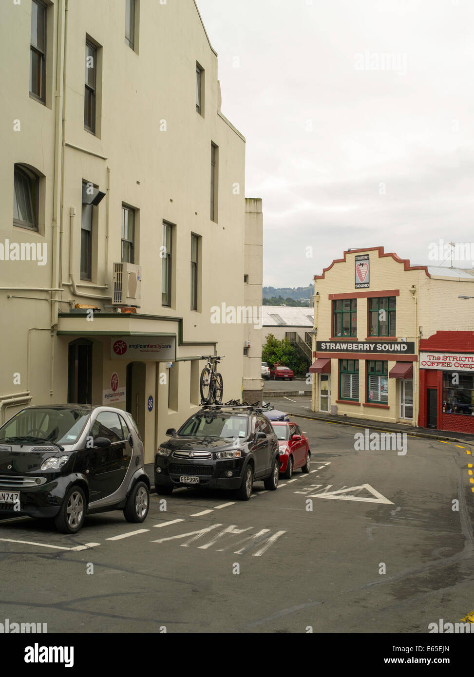 A view Bath Street at its intersection with Stuart Street, Dunedin