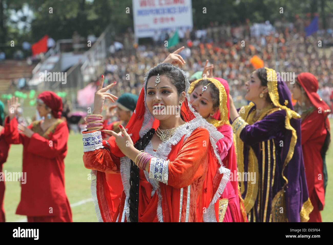 Srinagar, Indiancontrolled Kashmir. 15th Aug, 2014. Kashmiri girls