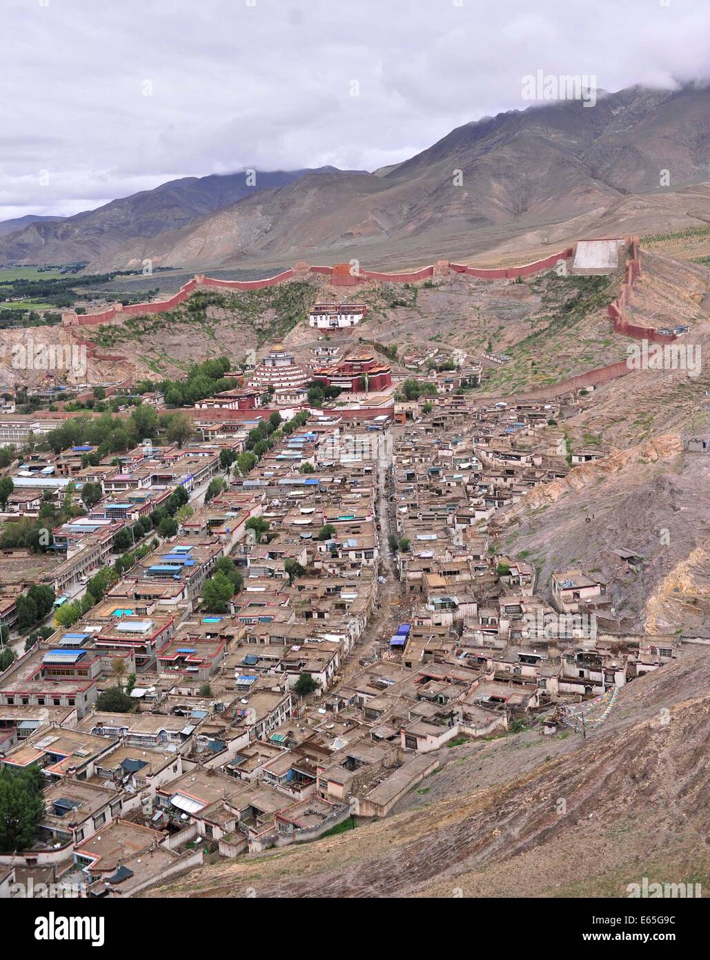 Gyangze. 14th Aug, 2014. Photo taken on Aug. 14, 2014 shows the bird view of the Baiqoi Monastery in Gyangze County, southwest China's Tibet Autonomous Region. The monastery, which dates back to the year of 1418, is the only monastery that embraces Sakya Sect, Kadampa Sect and Gelug Sect of Tibetan Buddhism at the same time in Tibet. © Liu Kun/Xinhua/Alamy Live News Stock Photo
