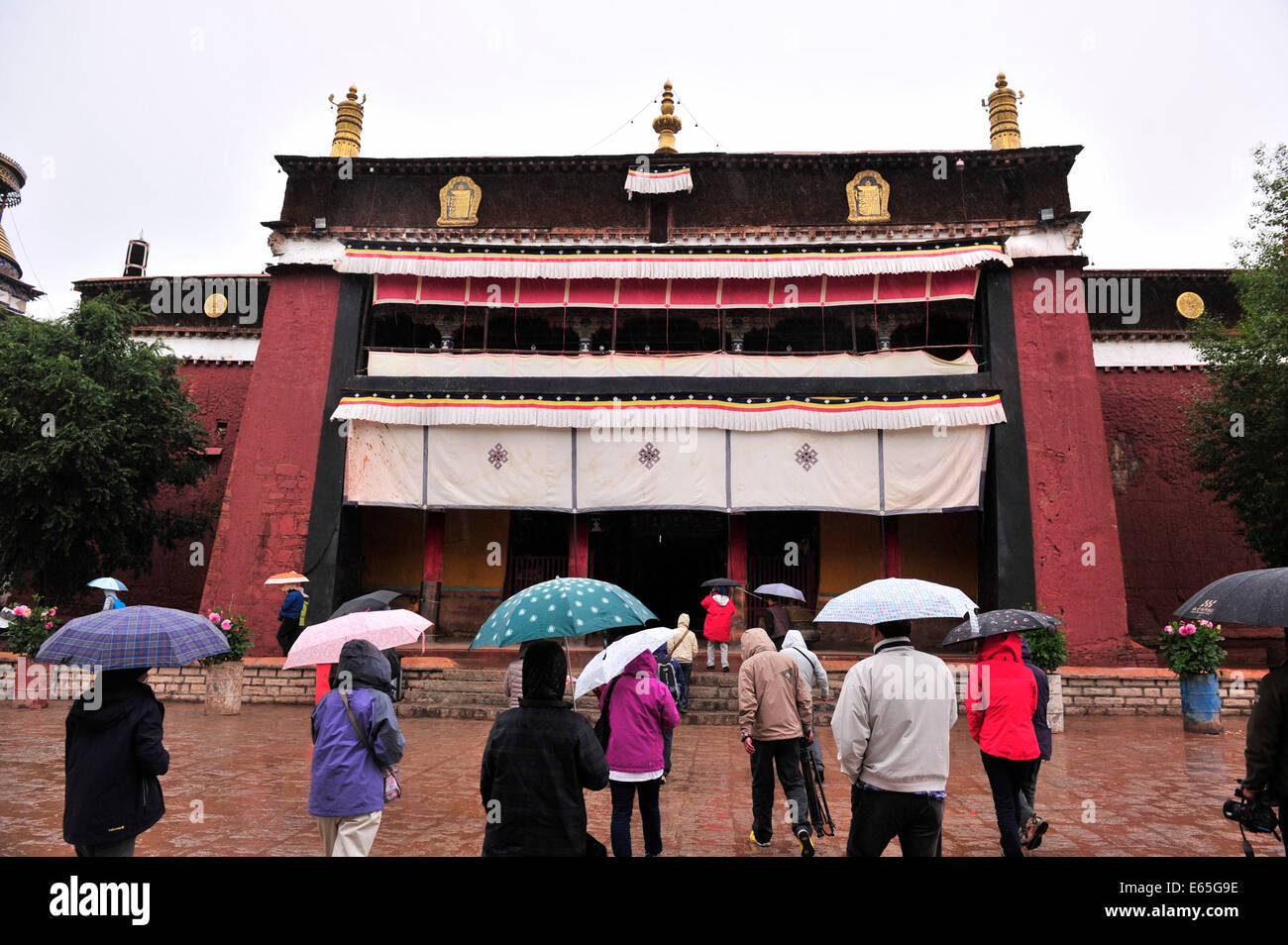 Gyangze. 14th Aug, 2014. Photo taken on Aug. 14, 2014 shows people visiting the Baiqoi Monastery in Gyangze County, southwest China's Tibet Autonomous Region. The monastery, which dates back to the year of 1418, is the only monastery that embraces Sakya Sect, Kadampa Sect and Gelug Sect of Tibetan Buddhism at the same time in Tibet. © Liu Kun/Xinhua/Alamy Live News Stock Photo