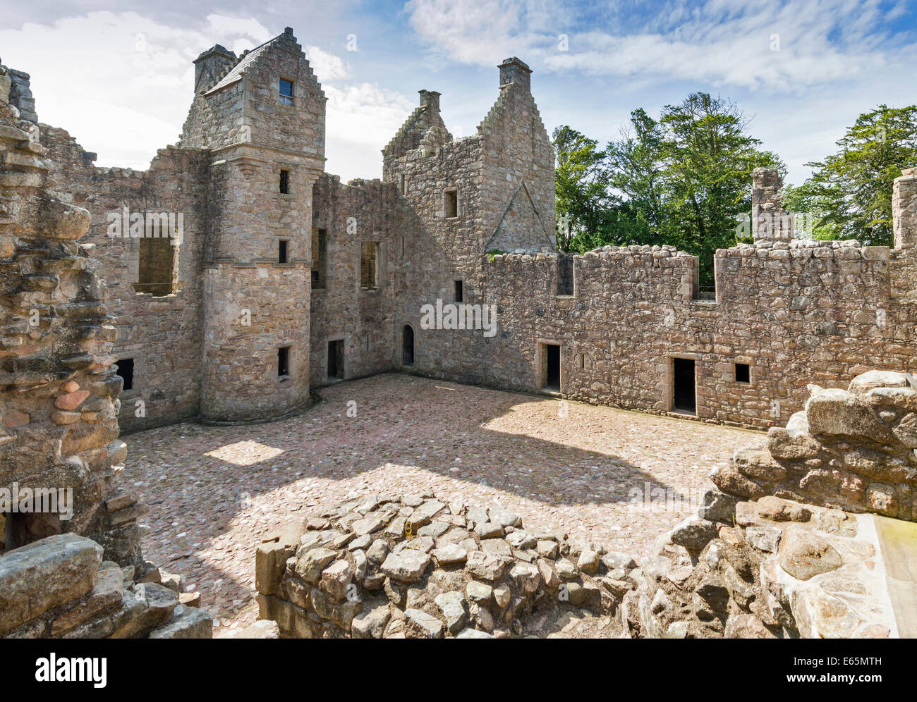 TOLQUHON CASTLE ABERDEENSHIRE SCOTLAND COURTYARD INTERIOR WITH TOWER AND HOUSE Stock Photo