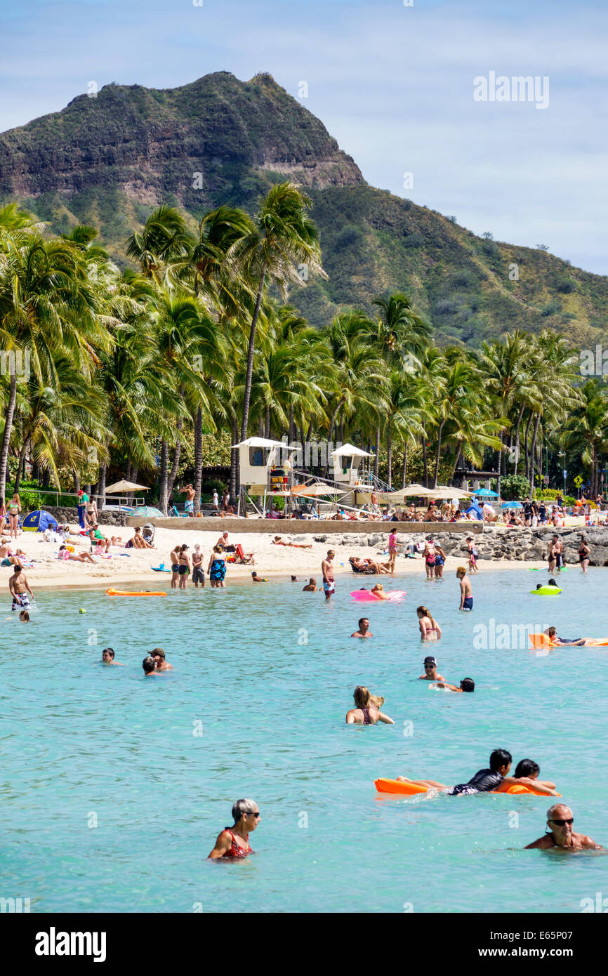 Honolulu Hawaii,Oahu,Hawaiian,Waikiki Beach,resort,Kuhio Beach State Park,Pacific Ocean,sunbathers,families,Diamond Head Crater,USA,US,United,States,A Stock Photo