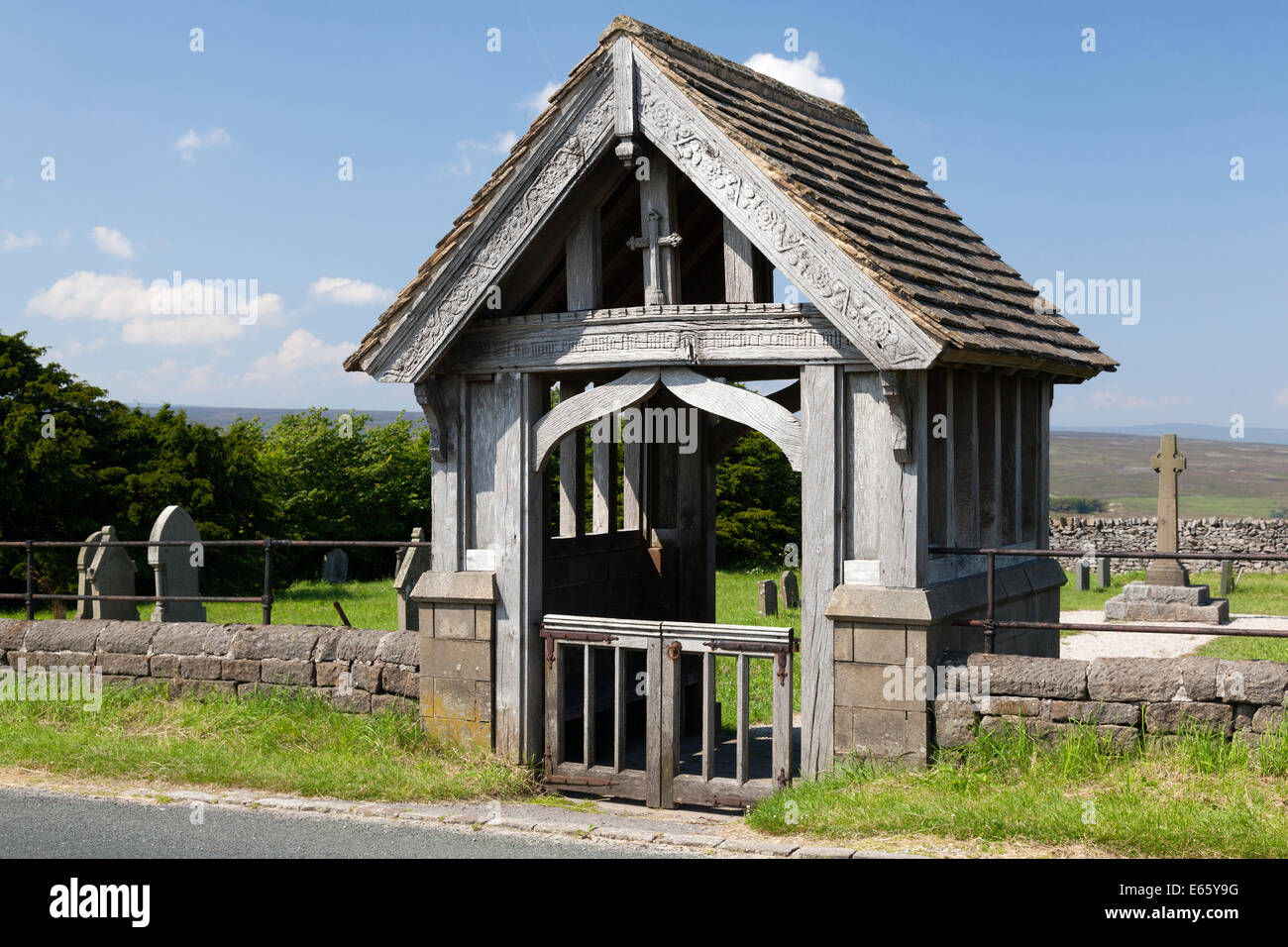 Cemetery lych gate designed by Robert 'Mouseman' Thompson, Greenhow, North Yorkshire Stock Photo