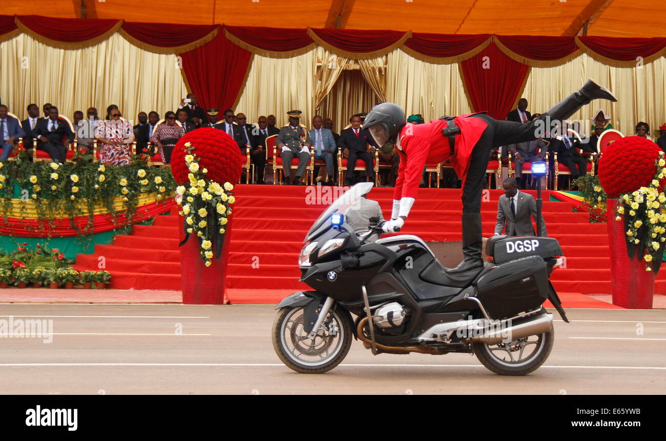 (140815) -- SIBITI (REPUBLIC OF CONGO), Aug. 15, 2014 (Xinhua) -- A policeman performs acrobatic skills on a motorbike during a celebration marking the 54th independence anniversary of the country in Sibiti, the Republic of Congo, Aug. 15, 2014. (Xinhua/Liu Kai) Stock Photo