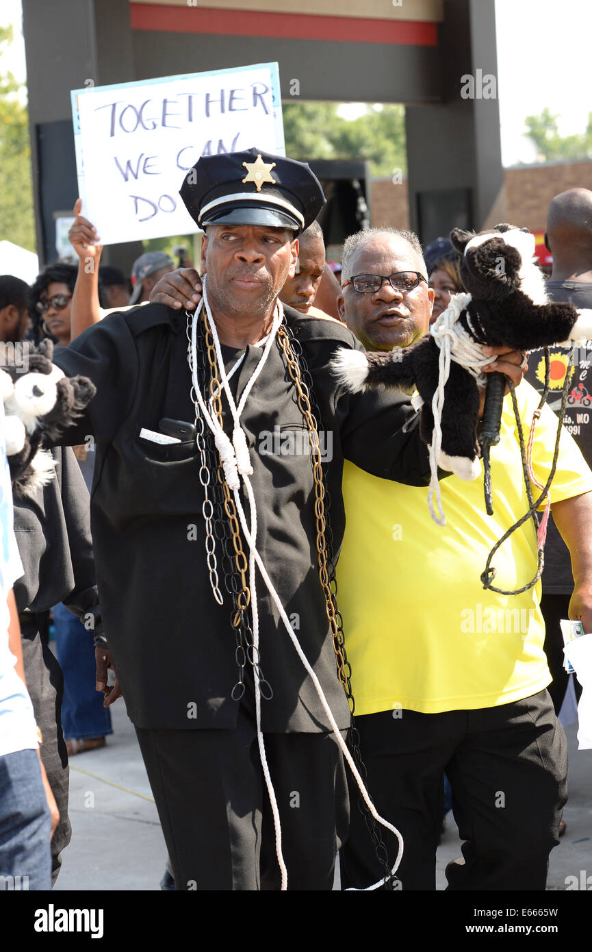 Ferguson, MO, USA. August 15, 2014. Demonstrators react at the site of destroyed Quick Trip after Police Chief Thomas Jackson release of the name of the officer that shot Michael Brown. Stock Photo