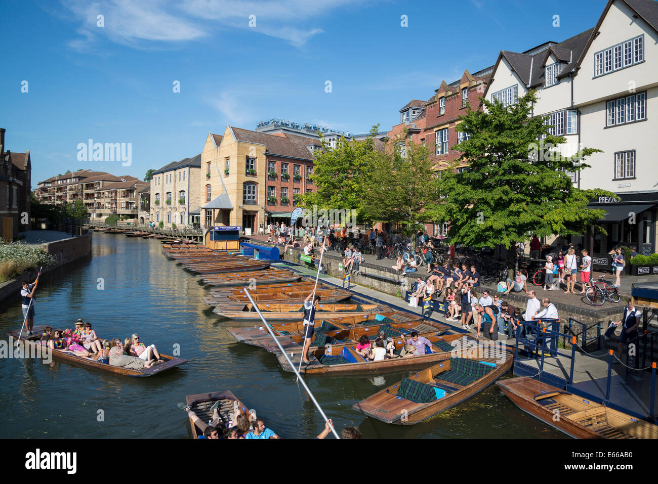 Punts on the Cam river at Quayside, Bridge Street, Cambridge, England, UK Stock Photo